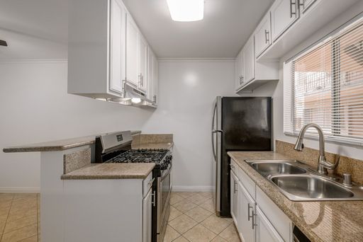 2-Bedroom, 1-Bathroom Apartment Home in Los Feliz with Included Parking Space – photo 1