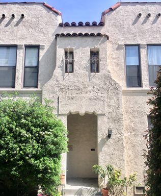 Two Bedroom in Old Glamour Hollywood building! Open Courtyard. – photo 1