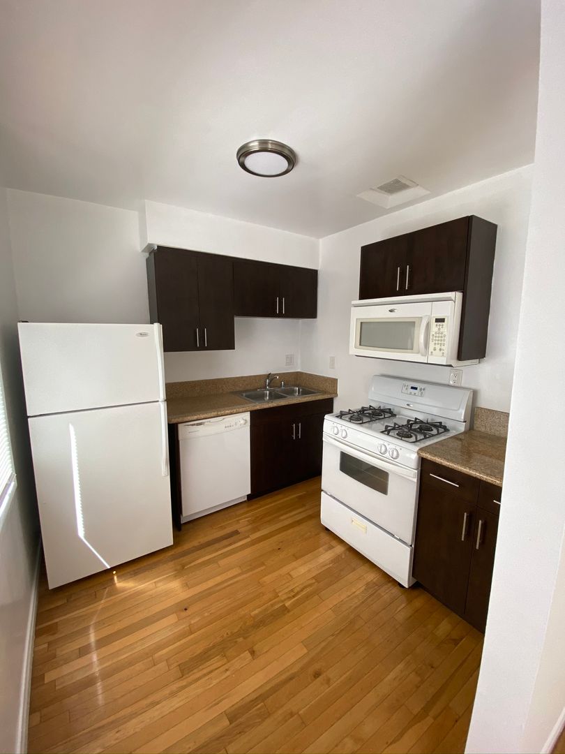 Los Angeles Apartment: 2555 S Sepulveda Blvd