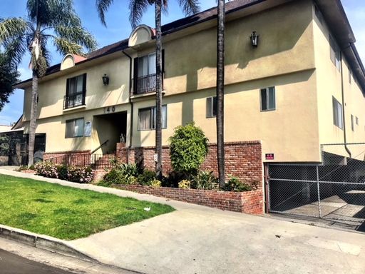 Live on a quiet street in the middle of it all! This Lovely 1 bedroom 1 Bath – photo 1