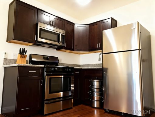 1BD, 1BA Top-Floor Unit with Parking Available in Hollywood – photo 1