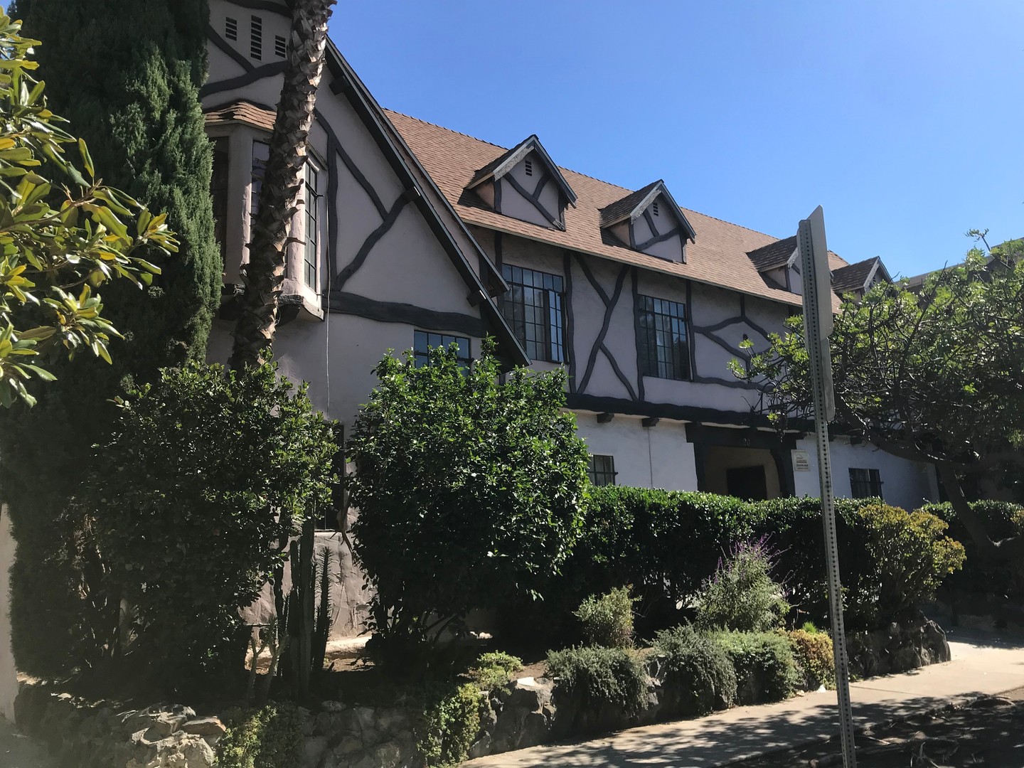 Los Angeles Apartment: 620 N Sweetzer Ave