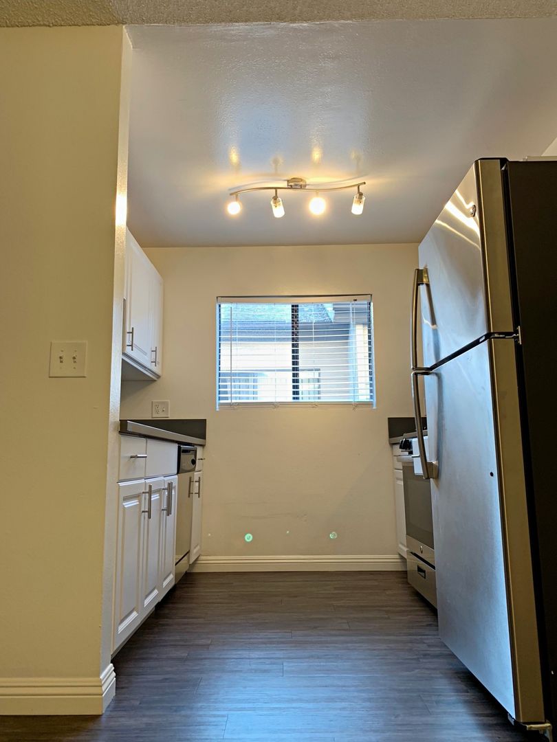 Glendale Apartment: 1010 - 1012 E Acacia Ave