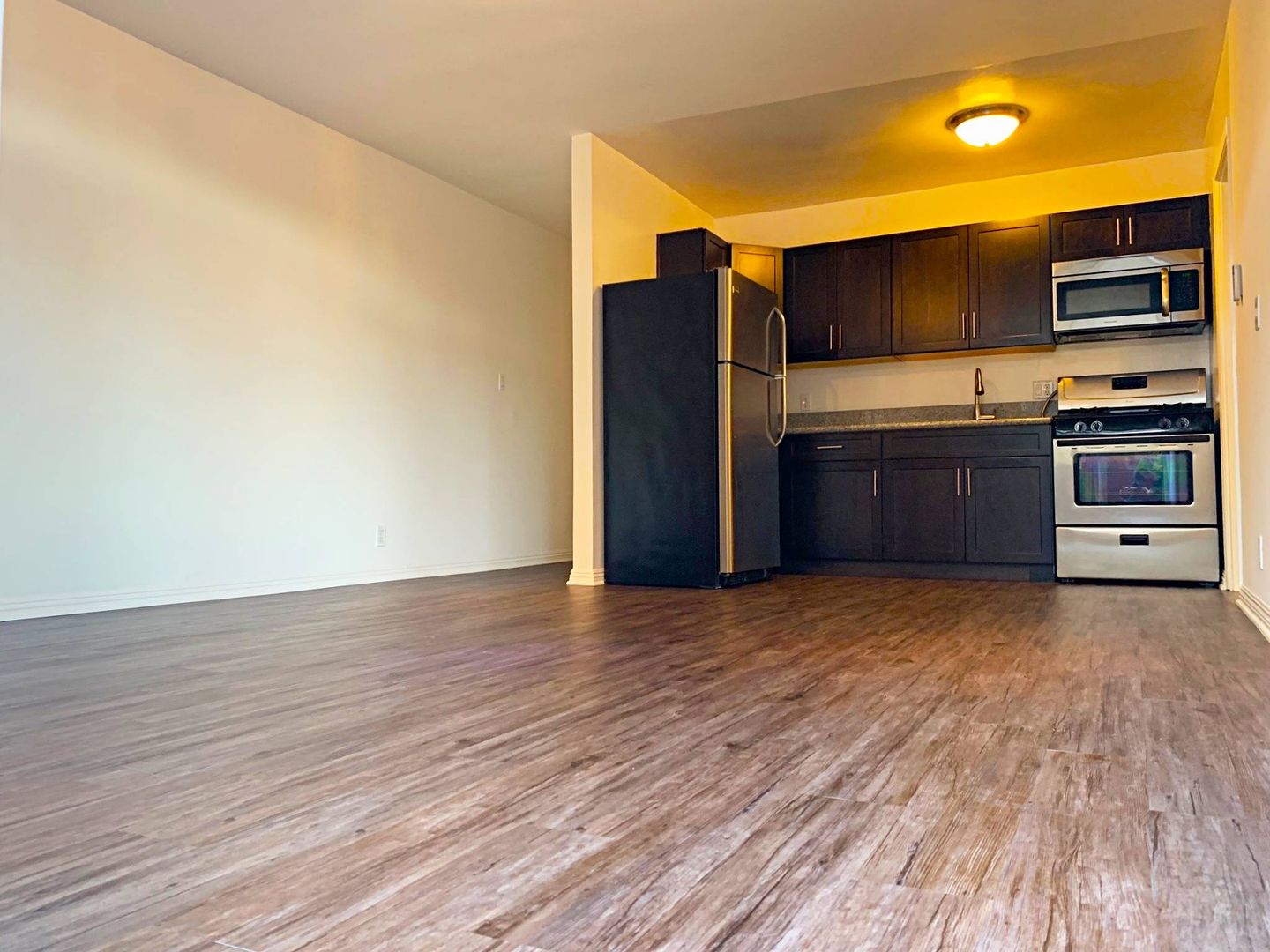 Los Angeles Apartment: 6871 Franklin Ave