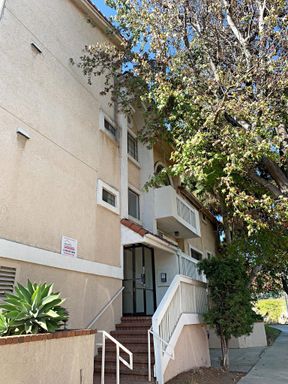 One Bedroom in the Heart of Culver City! – photo 1