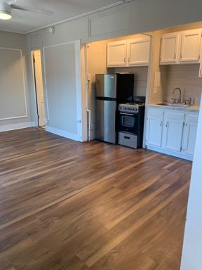 Make yourself at home in this charming historical downtown apartment! – photo 1