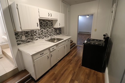 Make yourself at home in your newly renovated 1 bedroom historical downtown apartment! – photo 1