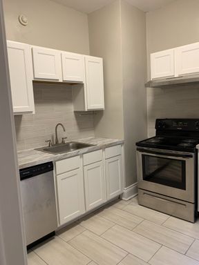Newly renovated 1 bedroom 1 bathroom historical downtown apartment! – photo 1