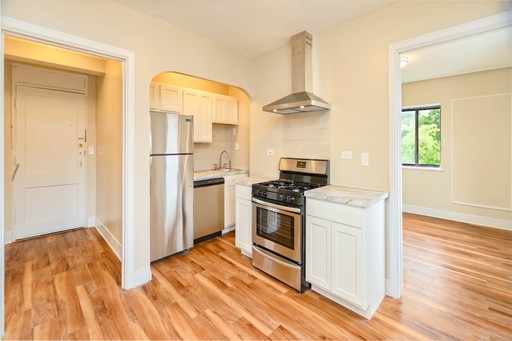 Make yourself at home in your newly renovated 1 bedroom 2 bathroom historical downtown apartment! – photo 1
