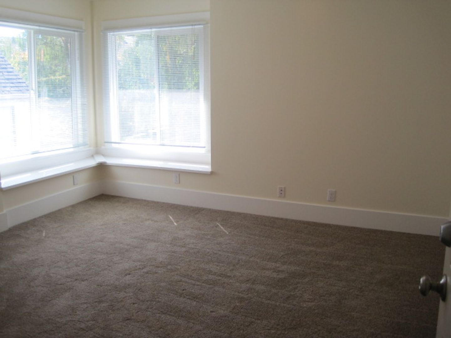 ** HUGE Room 2 Blocks from the UW Campus, Private Lease, Locking Doors, Weekly Cleaning Service (common areas) ** 3 of 12