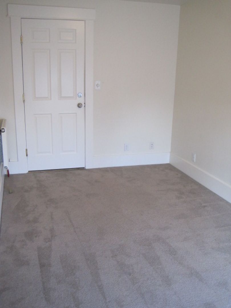 Large Top Floor Room, Weekly Cleaning Service (common areas), Fully Equipped Kitchen, 3 Minute Walk to UW 4 of 12