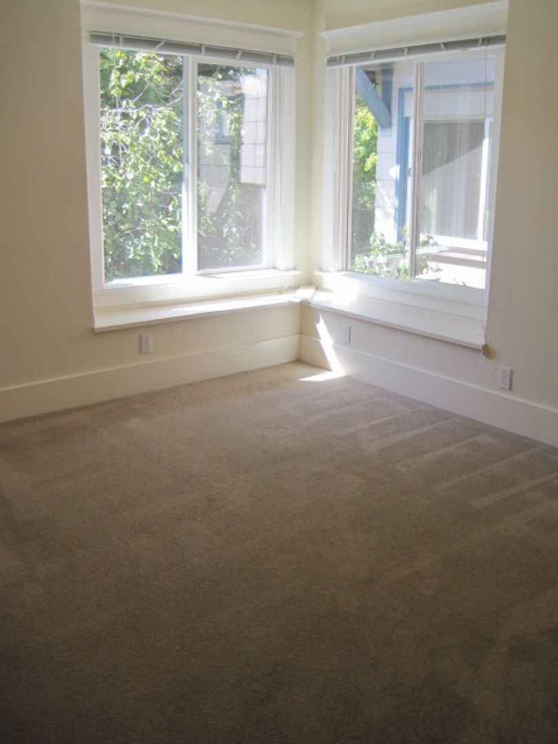 ** Huge Room in Remodeled House, 4 minute walk to UW, Private Leases, Locking Doors, Weekly Cleaning Service 7 of 12
