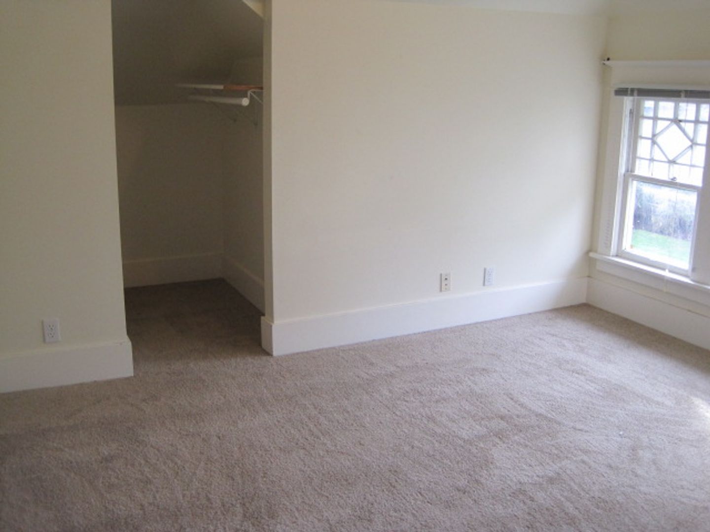 Live 3 minutes from the UW campus, Large Room, Private Leases (no financial ties to roommates), Remodeled House, Private Owner 3 of 12