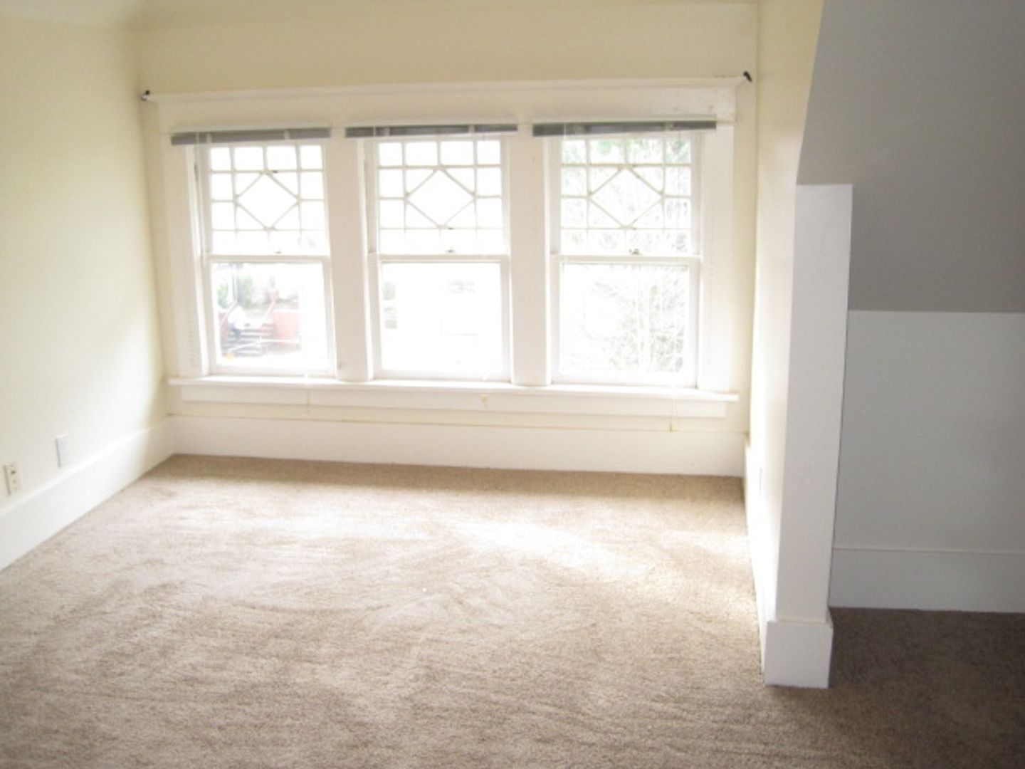 Live 3 minutes from the UW campus, Large Room, Private Leases (no financial ties to roommates), Remodeled House, Private Owner 2 of 12