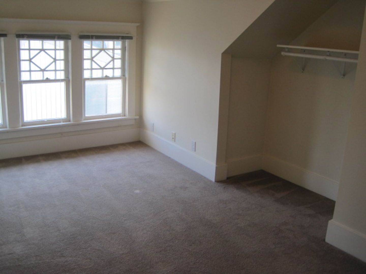 Large Top Floor Room, Weekly Cleaning Service (common areas), Fully Equipped Kitchen, 3 Minute Walk to UW 2 of 12
