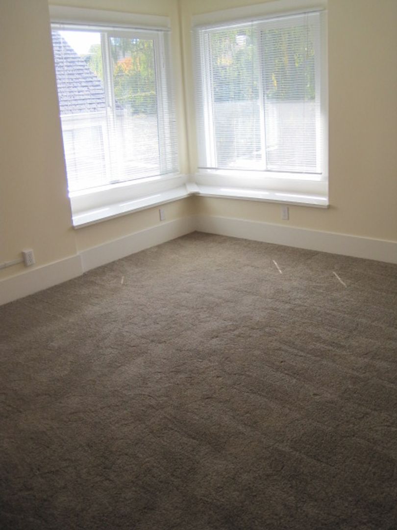 ** HUGE Room 2 Blocks from the UW Campus, Private Lease, Locking Doors, Weekly Cleaning Service (common areas) ** 2 of 12