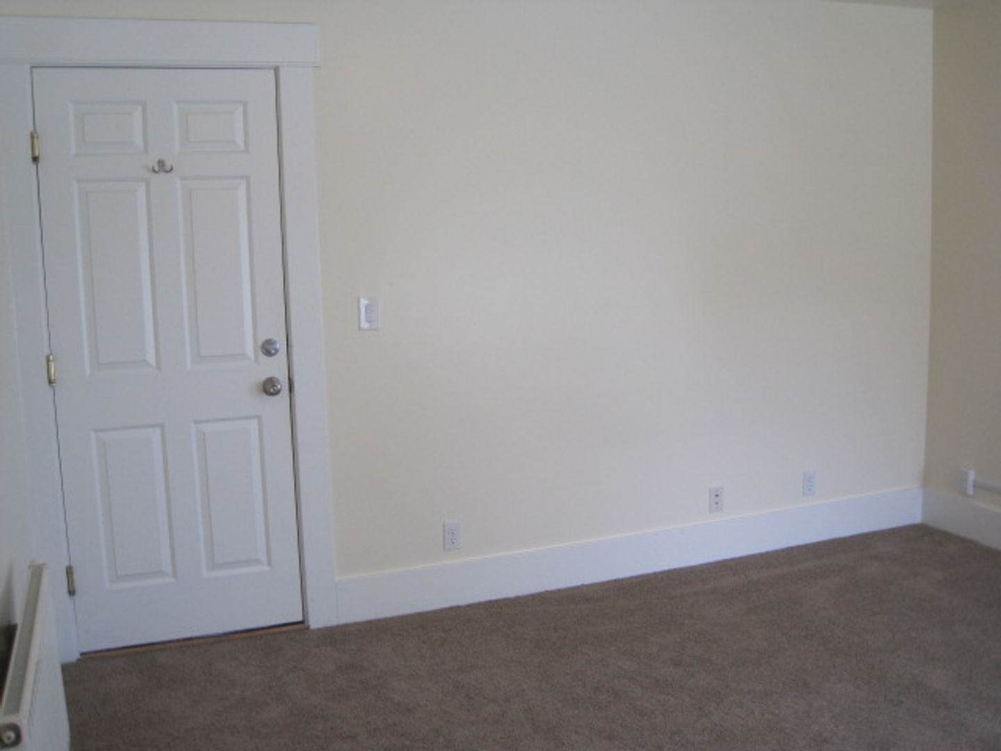 ** HUGE Room 2 Blocks from the UW Campus, Private Lease, Locking Doors, Weekly Cleaning Service (common areas) ** 9 of 12