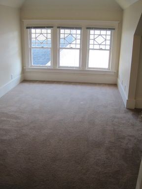 Large Top Floor Room, Weekly Cleaning Service (common areas), Fully Equipped Kitchen, 3 Minute Walk to UW – photo 1