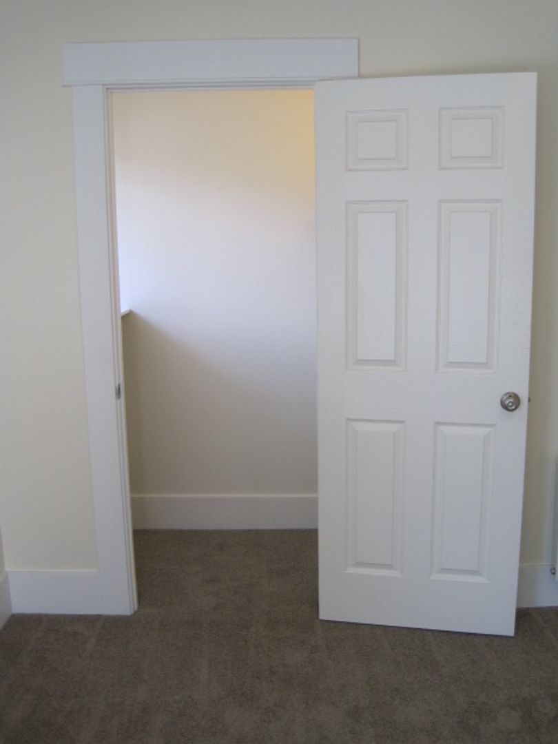 ** HUGE Room 2 Blocks from the UW Campus, Private Lease, Locking Doors, Weekly Cleaning Service (common areas) ** 5 of 12