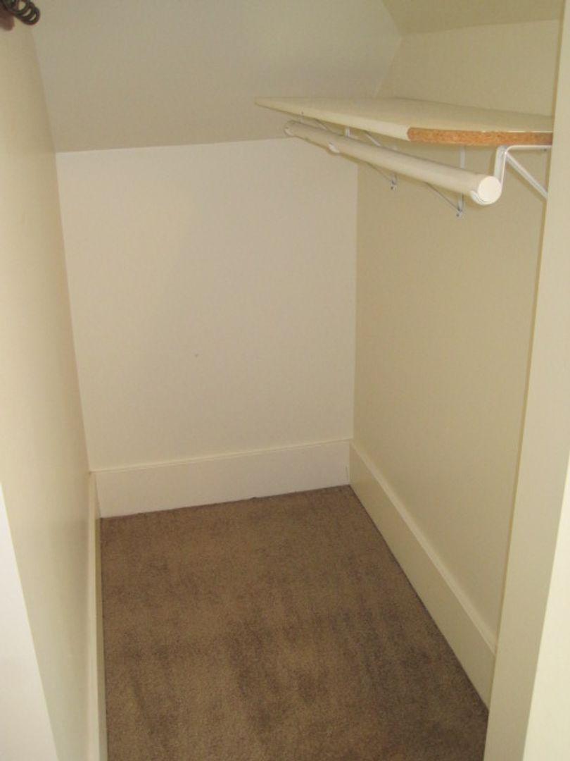 Live 3 minutes from the UW campus, Large Room, Private Leases (no financial ties to roommates), Remodeled House, Private Owner 4 of 12