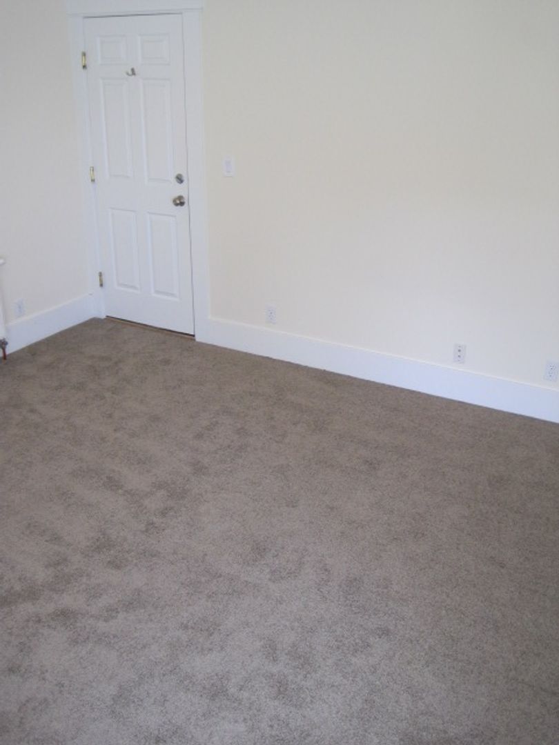 ** HUGE Room 2 Blocks from the UW Campus, Private Lease, Locking Doors, Weekly Cleaning Service (common areas) ** 8 of 12
