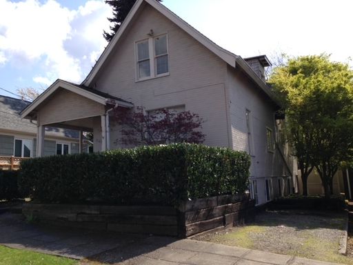 Live 2 blocks to Green Lake Park! Top floor room with a private lease for each room, locking doors, background checks and weekly cleaning service (common areas) – photo 1