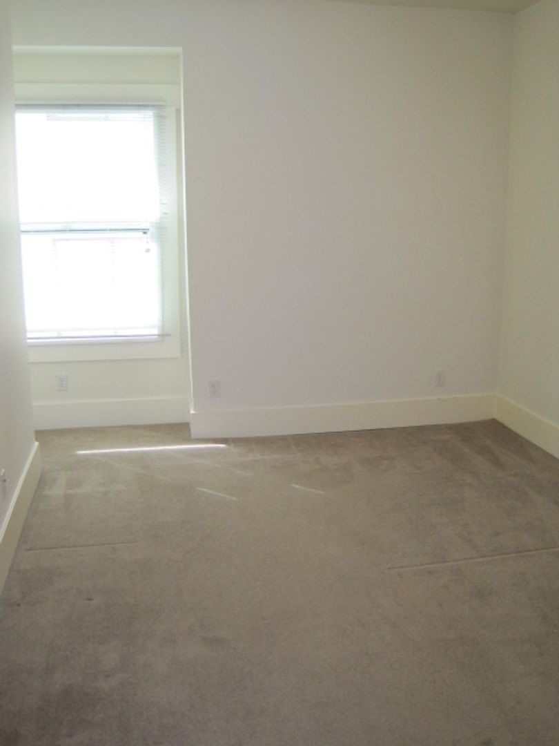 ** Walk to UW (3 minutes), near Light Rail and everything you need!, Large Main Floor Room, Private Lease, Locking Door, Weekly Cleaning Service (common areas) 2 of 12