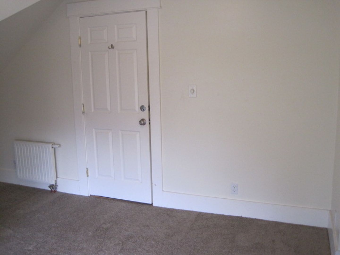 Live 3 minutes from the UW campus, Large Room, Private Leases (no financial ties to roommates), Remodeled House, Private Owner 5 of 12