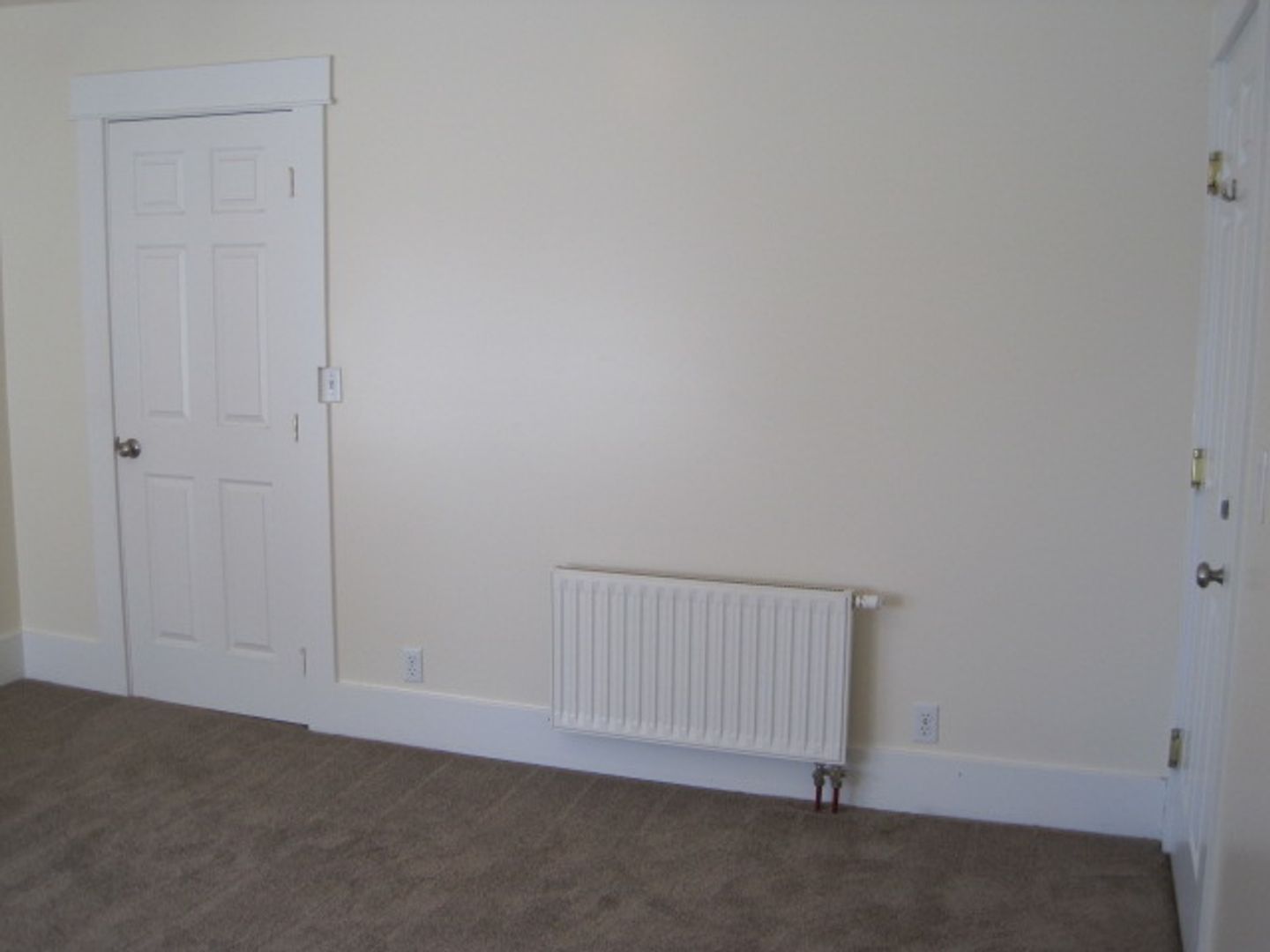 ** HUGE Room 2 Blocks from the UW Campus, Private Lease, Locking Doors, Weekly Cleaning Service (common areas) ** 4 of 12