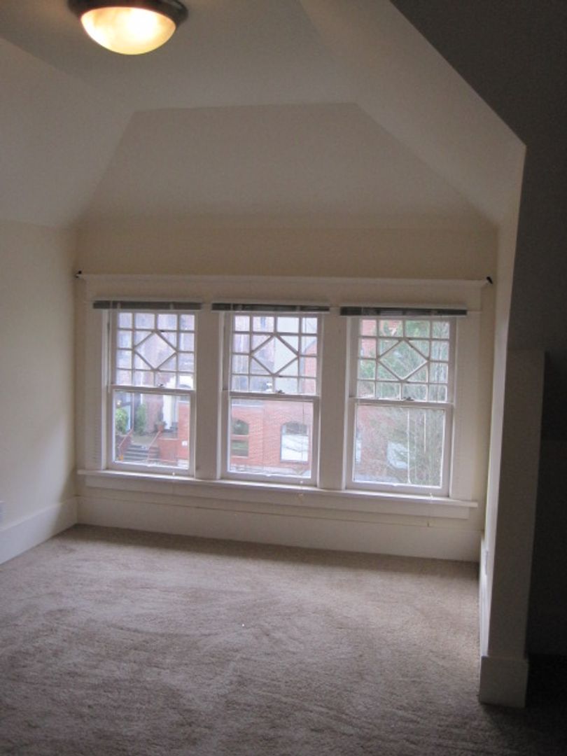 Seattle Apartment: 4736 18th NE Apt.#D