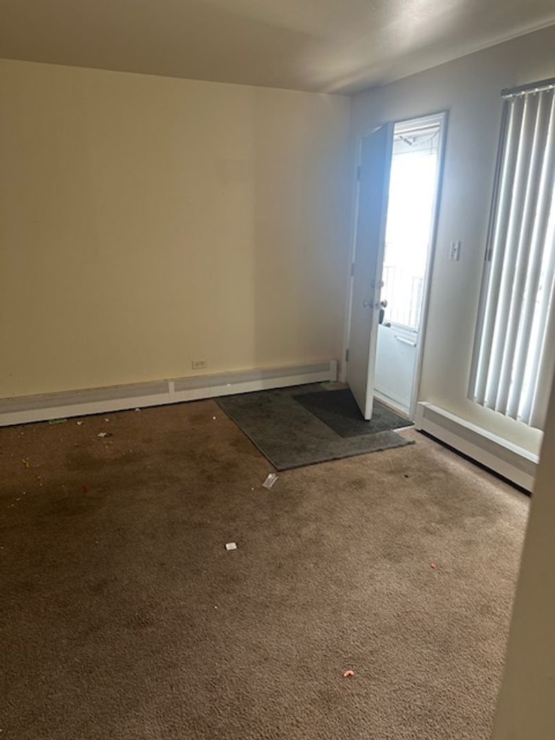 Downers Grove Apartment: 4340 Wilson Ave