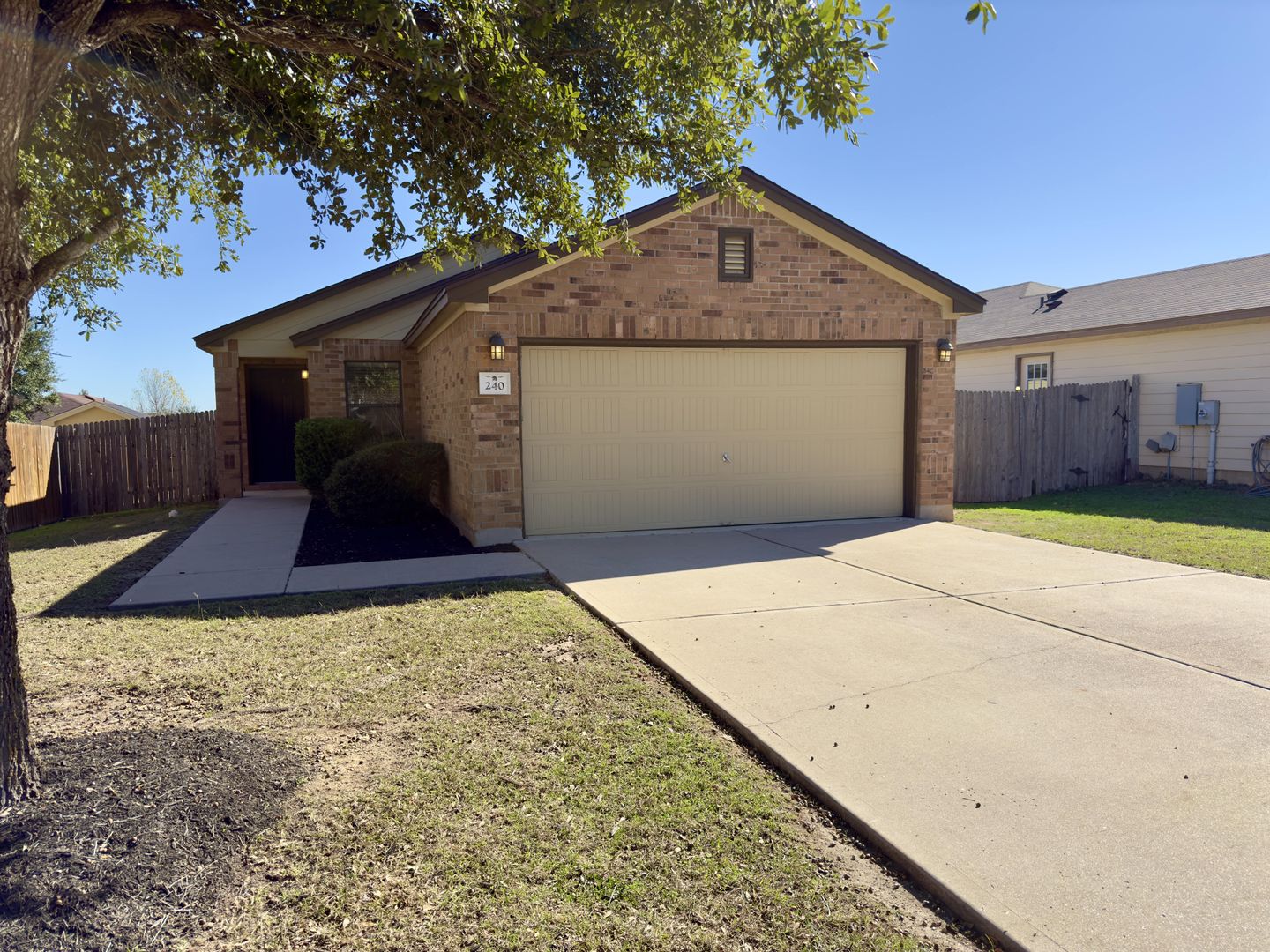 Kyle House: 240 New Country Rd