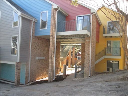 2-Story, 2 bedroom Town home,minutes from downtown! – photo 1