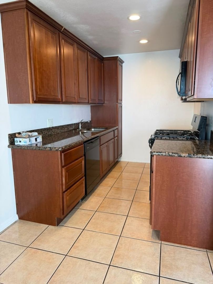 Long Beach Apartment: 932 Temple Ave