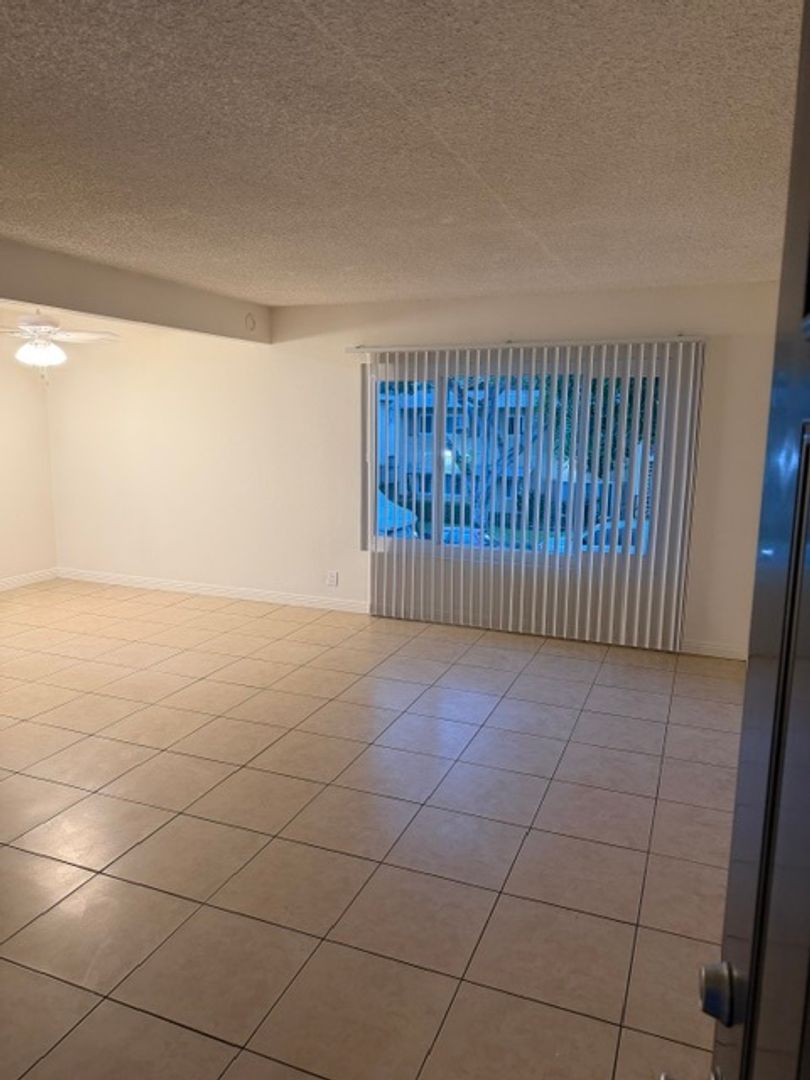 Fullerton Apartment: 1000 S Malden Ave