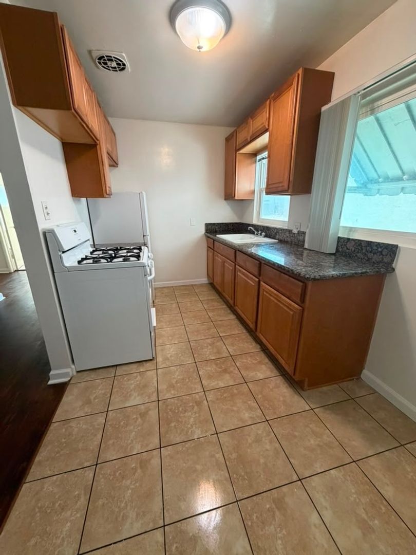 Long Beach Apartment: 1028 Redondo Ave