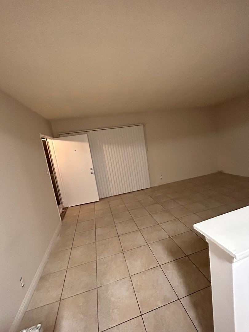 Fullerton Apartment: 1000 S Malden Ave