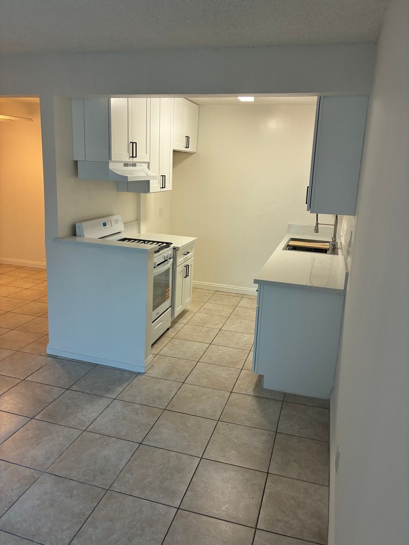 Fullerton Apartment: 1000 S Malden Ave