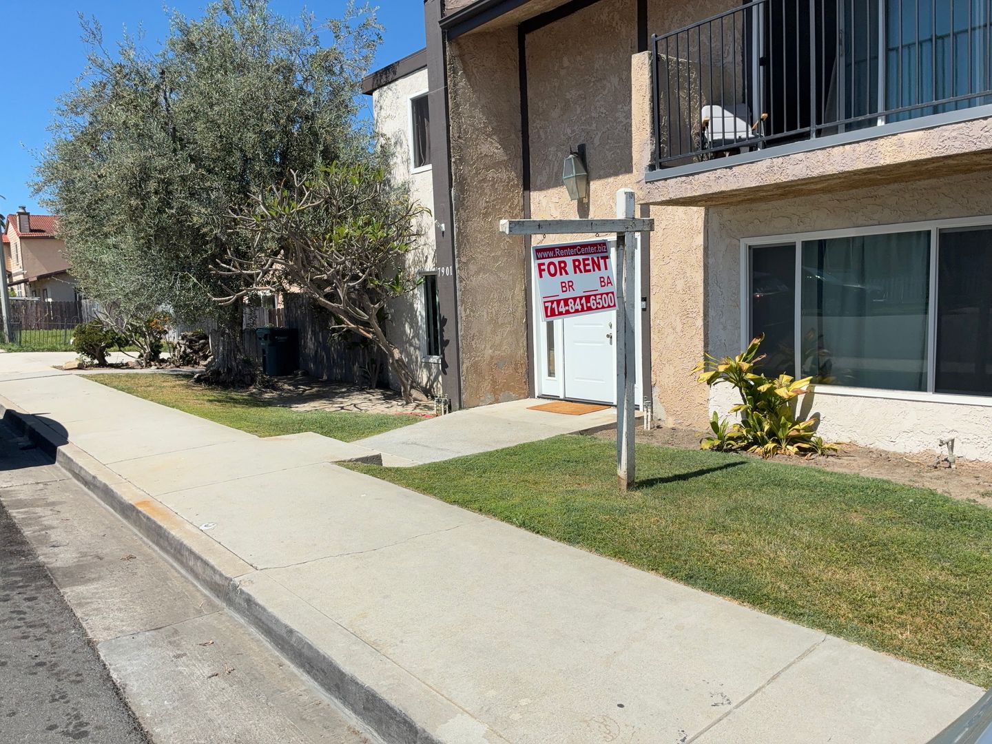 Huntington Beach Apartment: 7901 Newman Ave