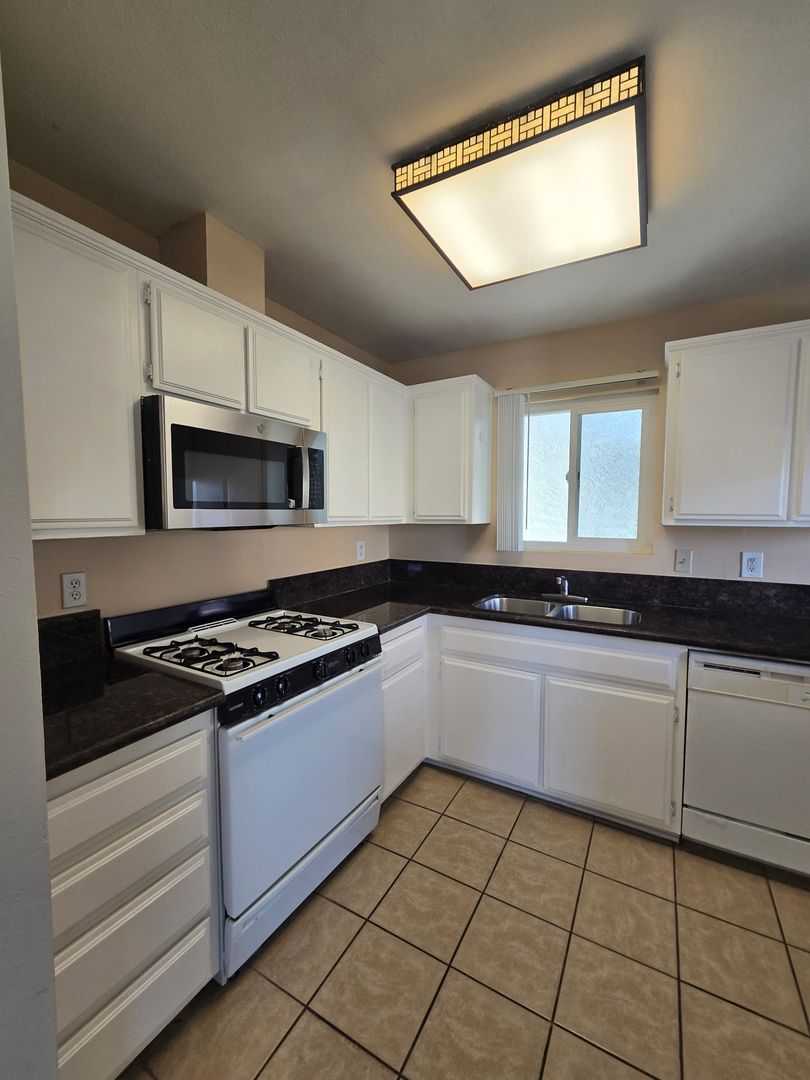 Los Alamitos Apartment: 10623 Chestnut