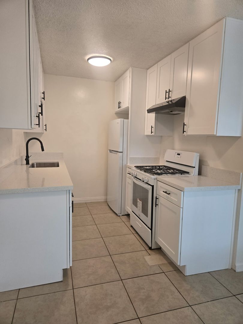 Fullerton Apartment: 1000 S Malden Ave