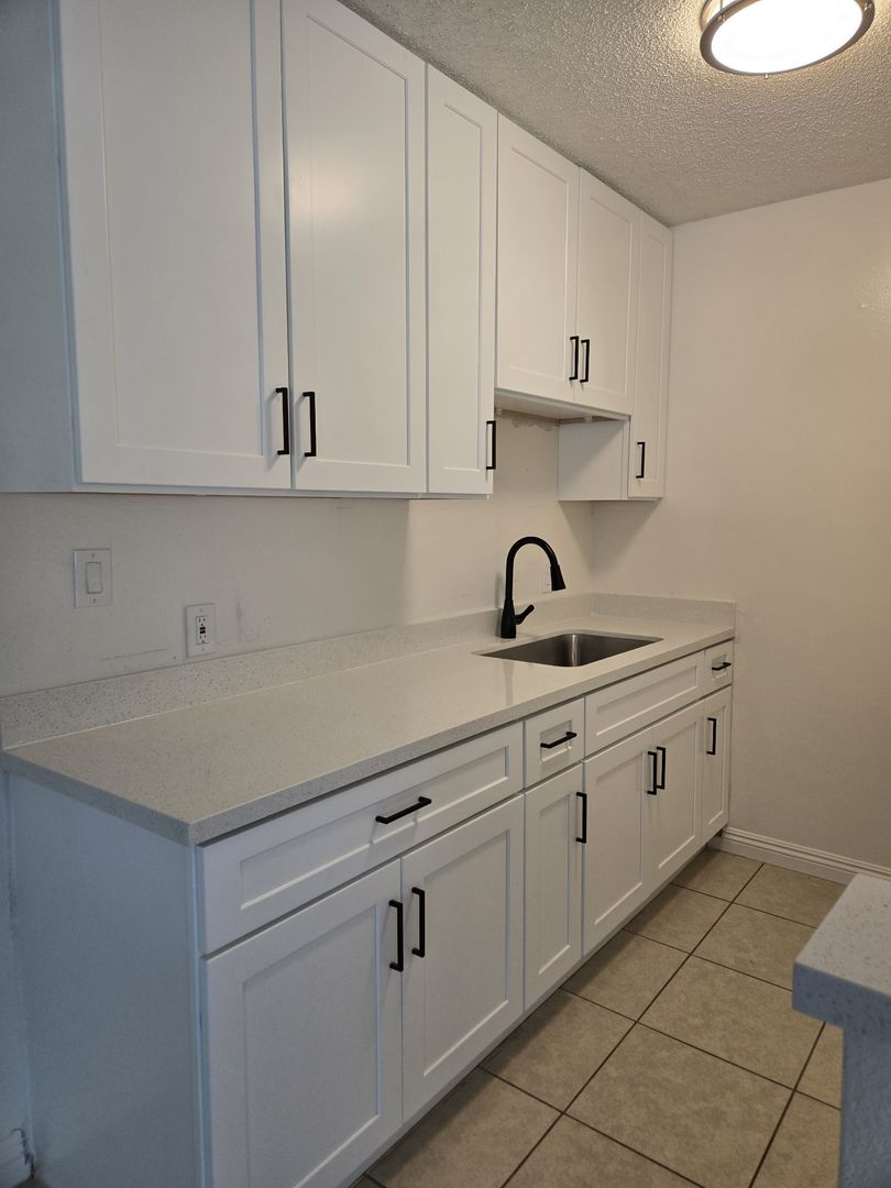 Fullerton Apartment: 1000 S Malden Ave