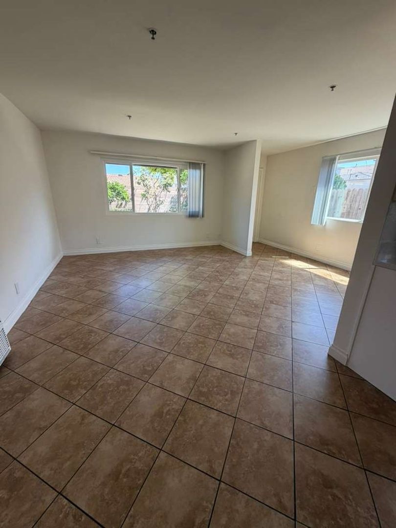 Midway City Apartment: 14892 Harper St