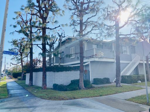 Renovated Junior 1 Bedroom / 1 Bath w/ AC and small private patio – photo 1