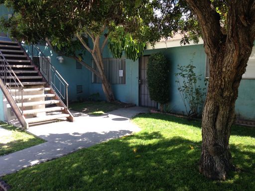 Large 2 bedroom / 1 1/2 bath TOWNHOUSE style apartment near Disneyland – photo 1