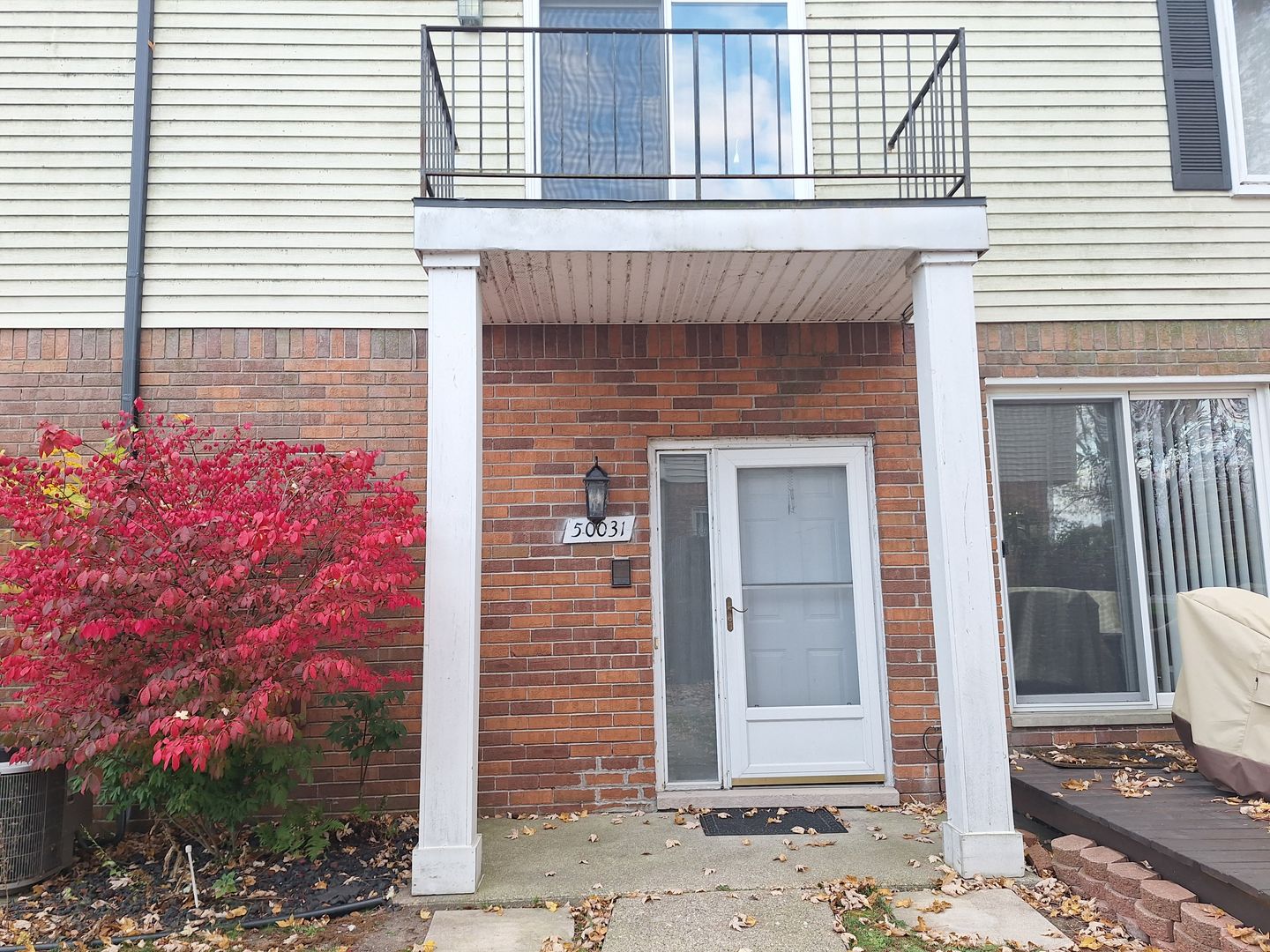 Chesterfield House: 50031 S Benny Cir