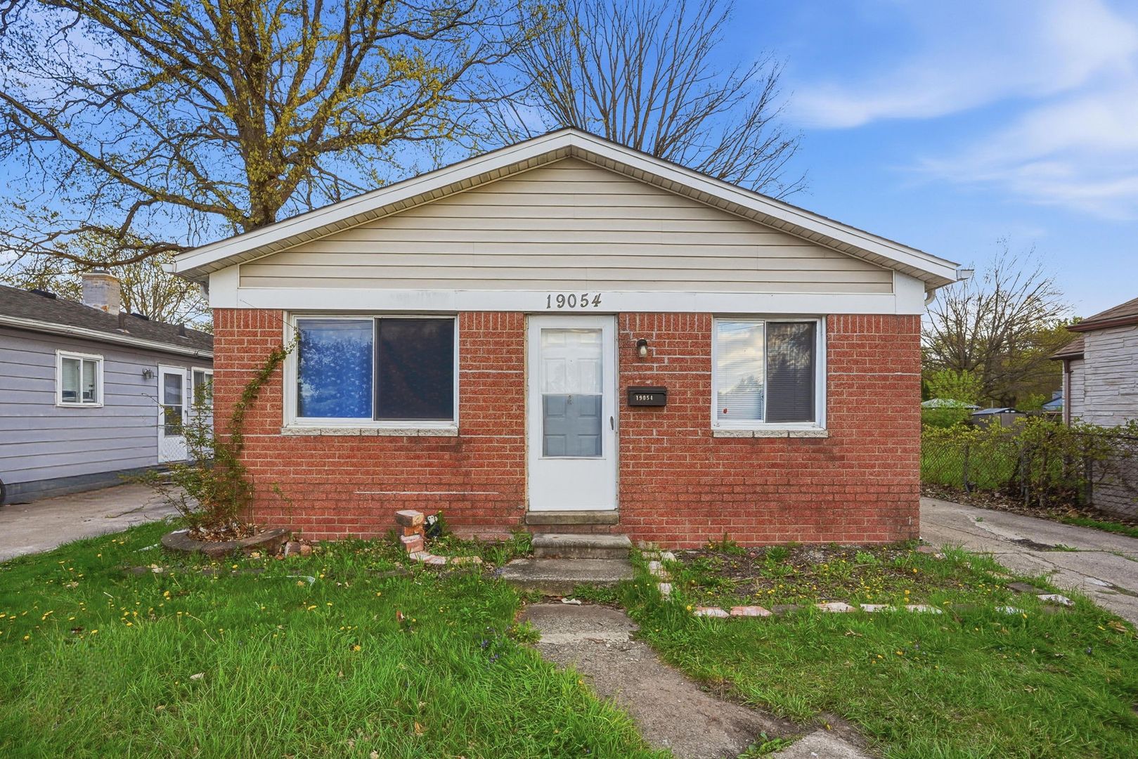 Roseville House: 19054 E 13 Mile Rd
