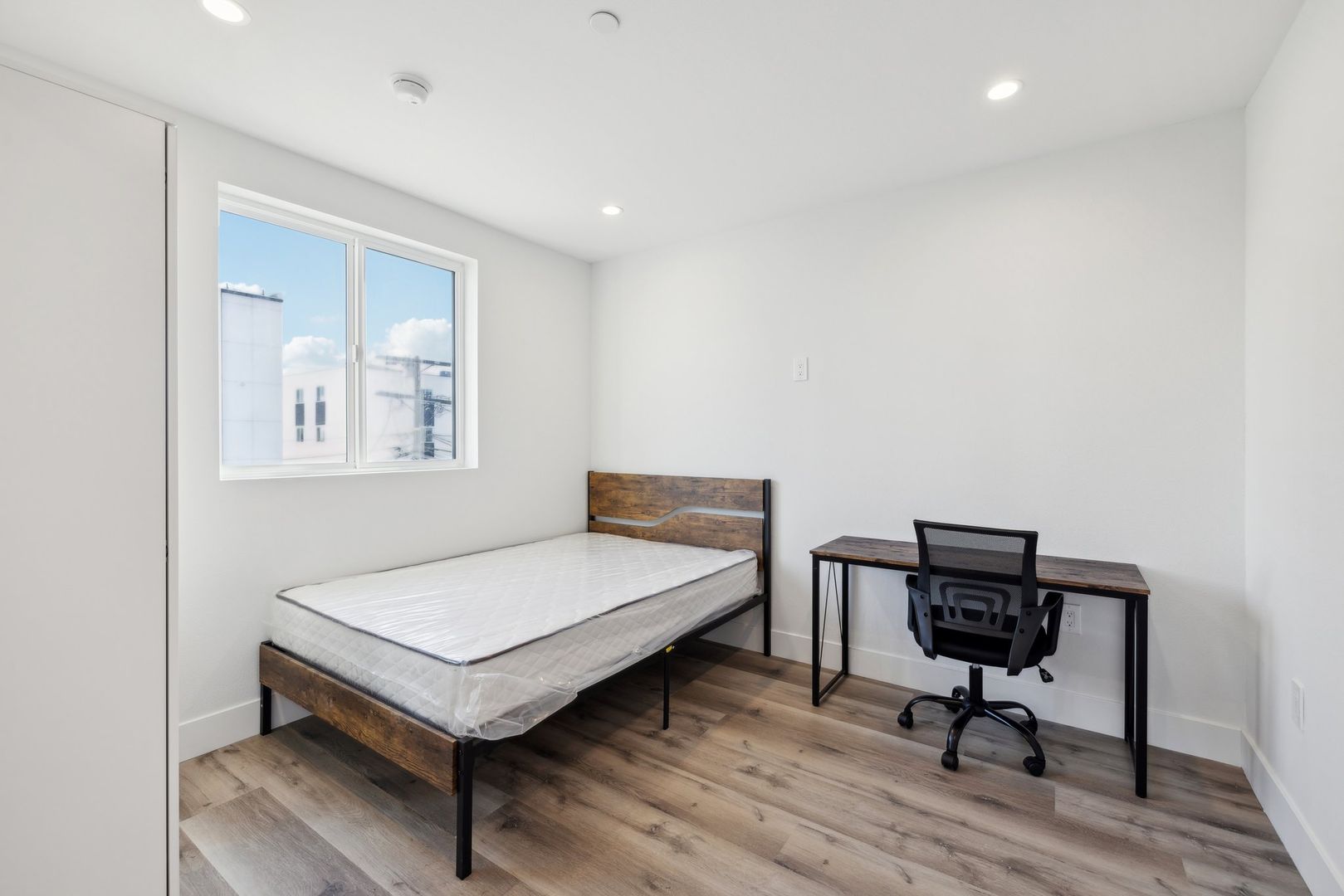 Los Angeles Apartment: 1348 West 37th Place