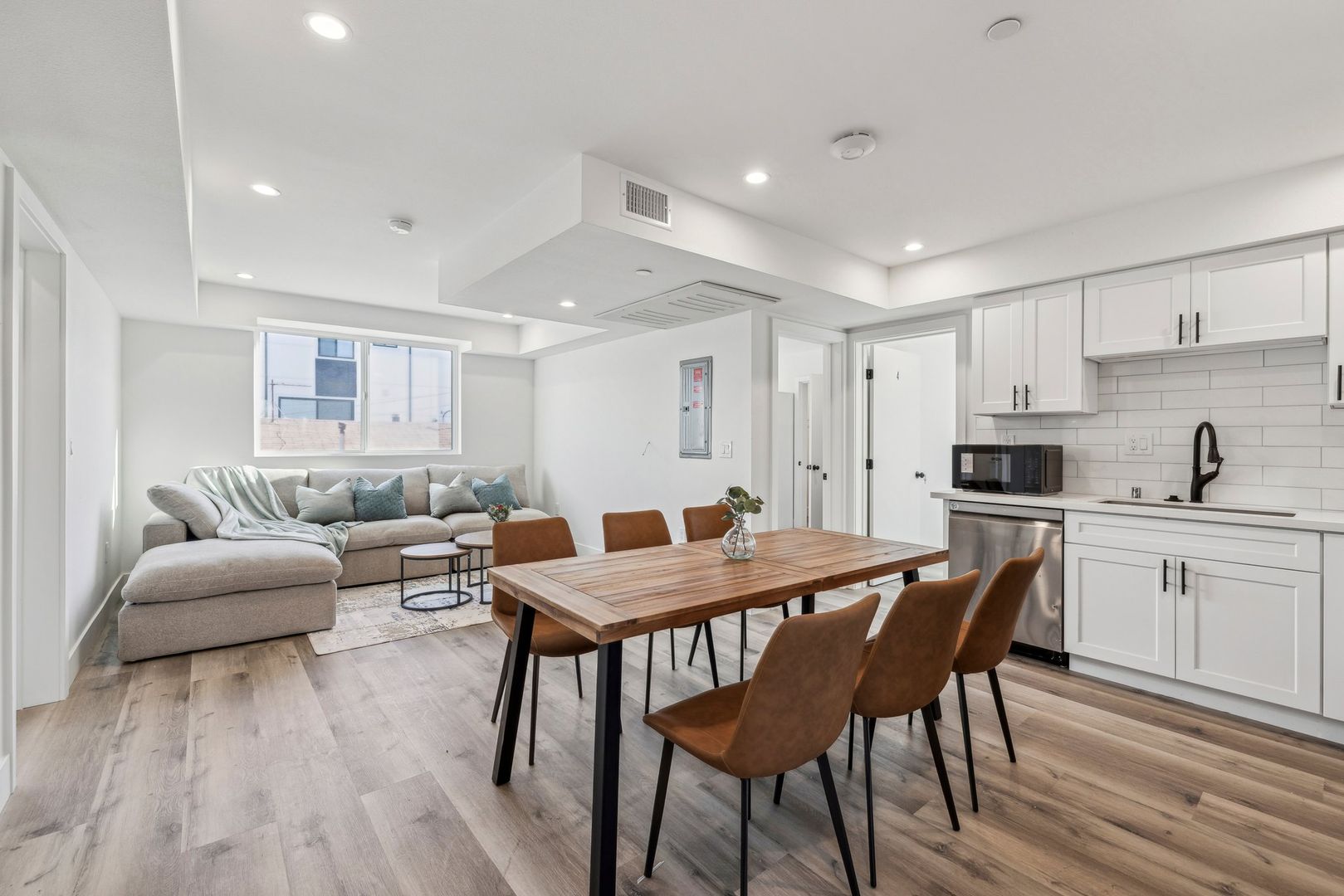 Los Angeles Apartment: 1151 West 37th Drive