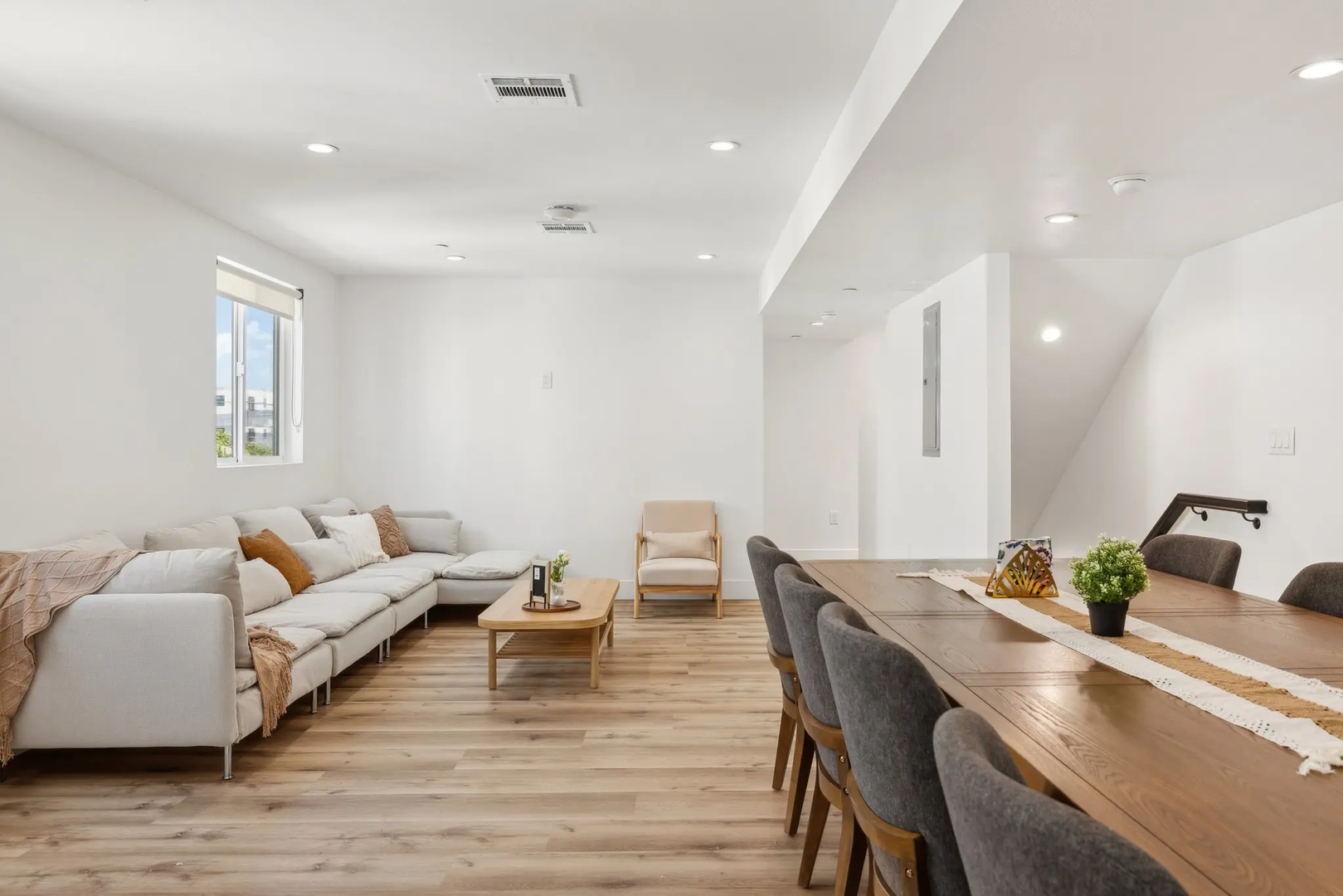 Los Angeles Apartment: 1326 West 35th Place